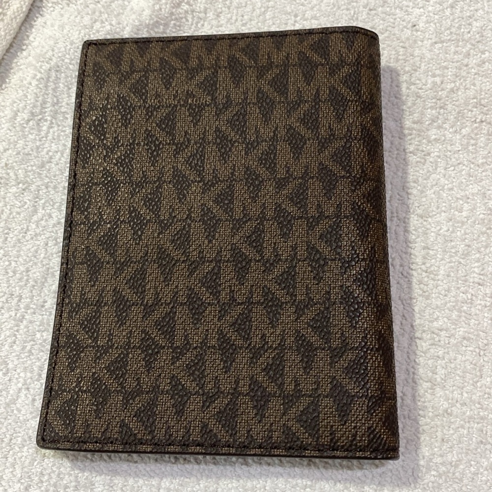 Michael Kors Jet Set Passport/Card Holder/Wallet - Picture 7 of 8